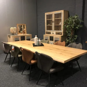 verschillende kleuren eetkamerstoelen