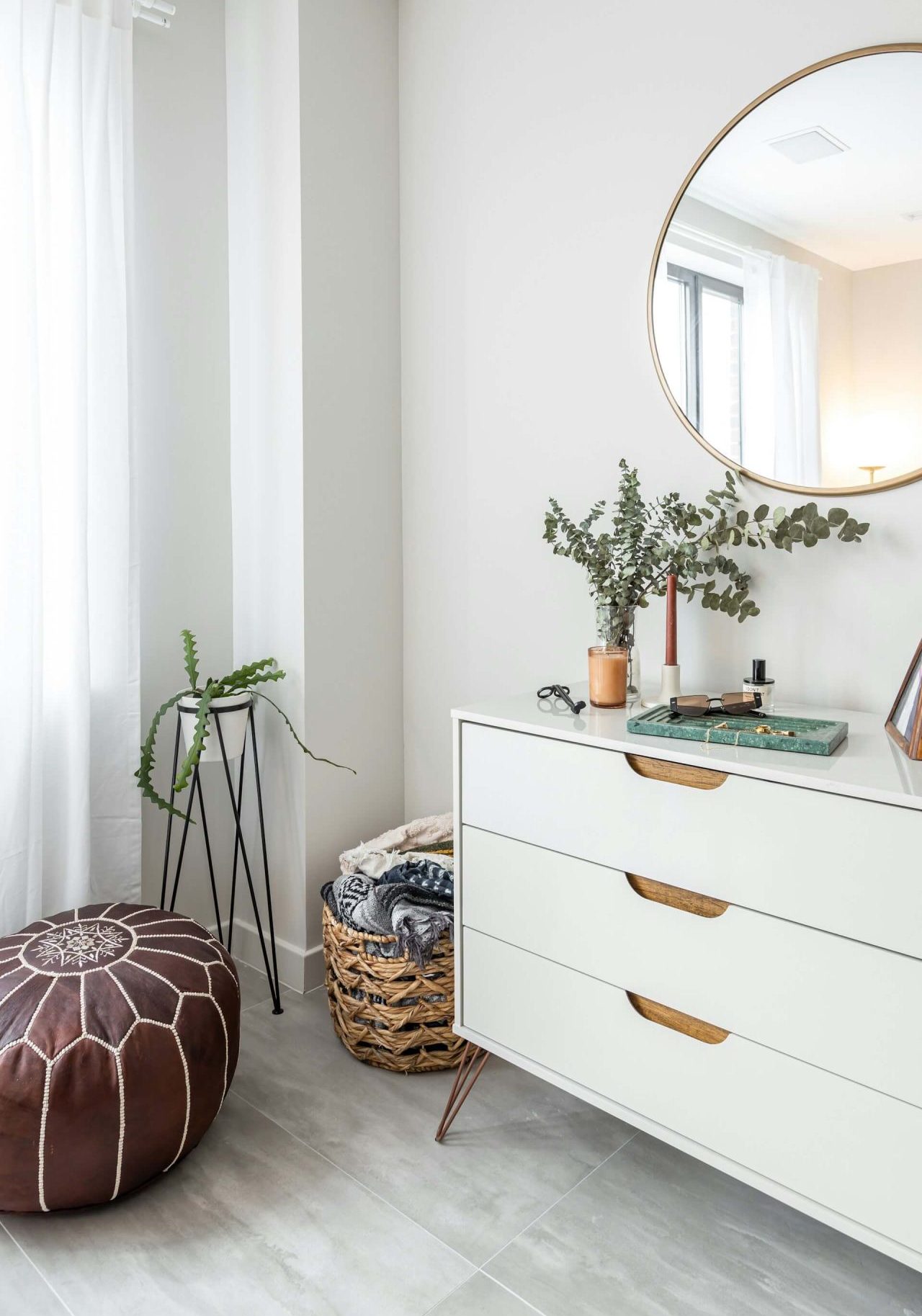 Wit dressoir met decoratie