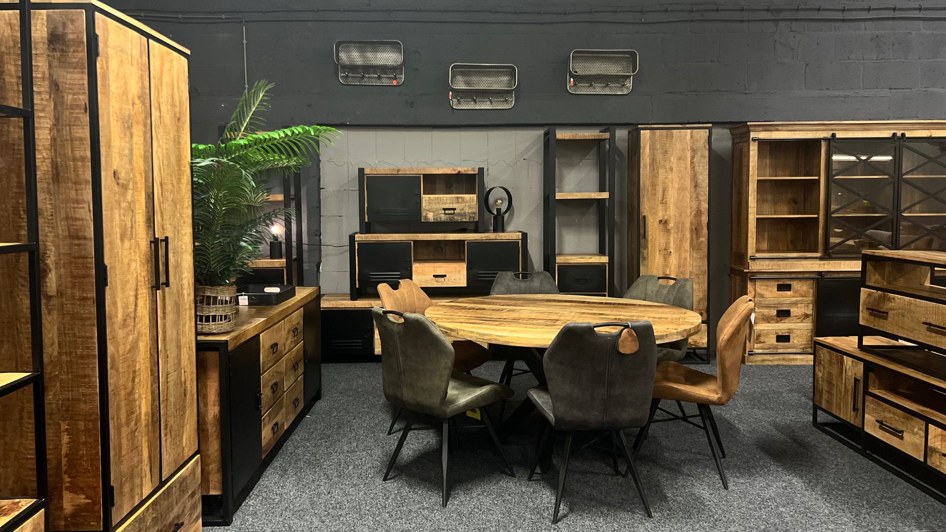 Welke stoelen passen bij een mangohouten tafel