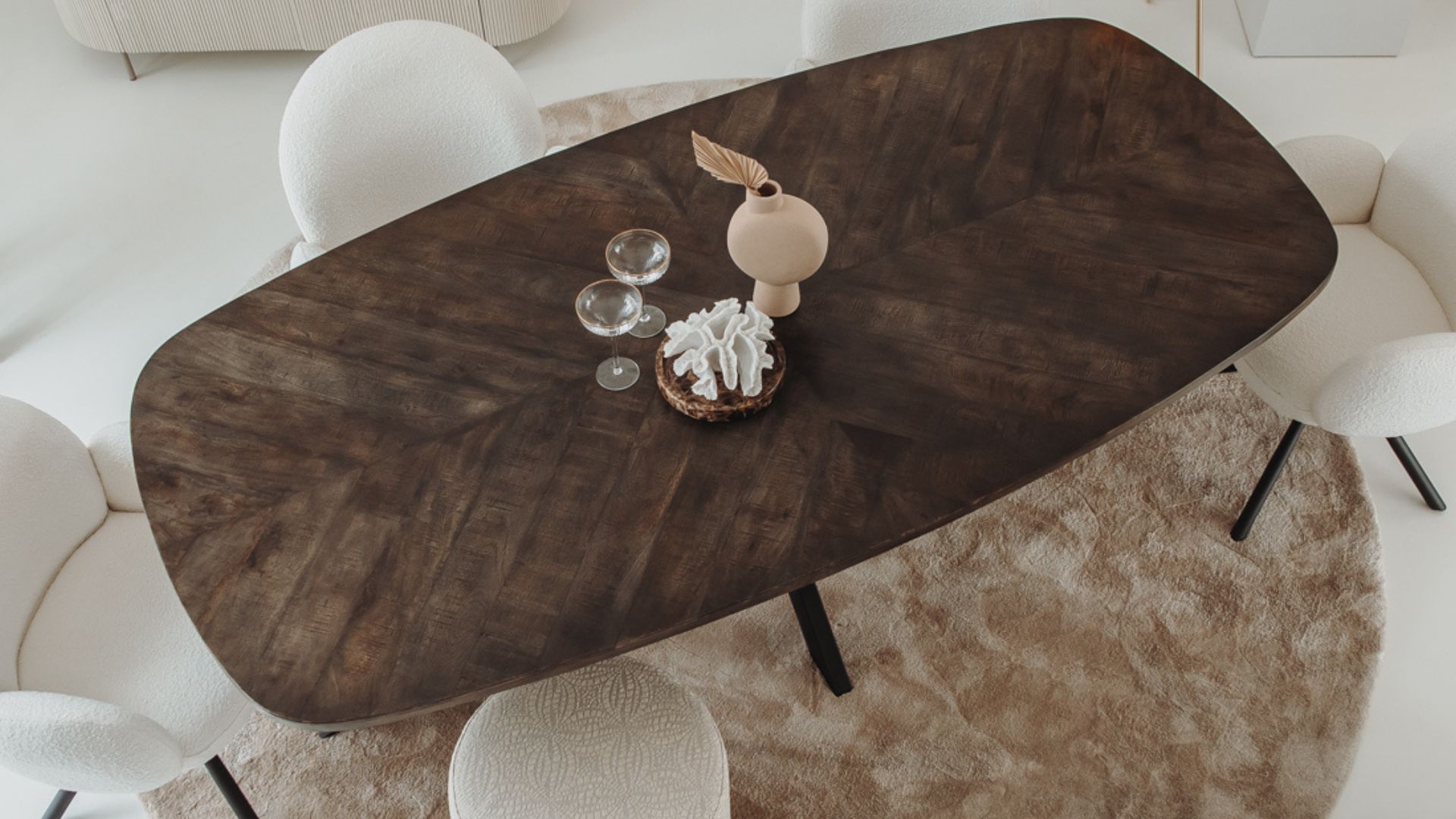 Kan een binnentafel buiten? Zo maak je een mooie tafel geschikt voor je tuin of terras